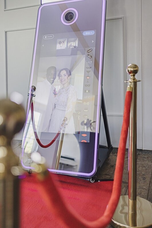 Fotospiegel für Hochzeiten in Bottrop und Umgebung und NRW von DJ Sven Wiggermann. Premium Fotobox Erlebnis mit Sofortdruck, Requisiten und persönlicher Betreuung.